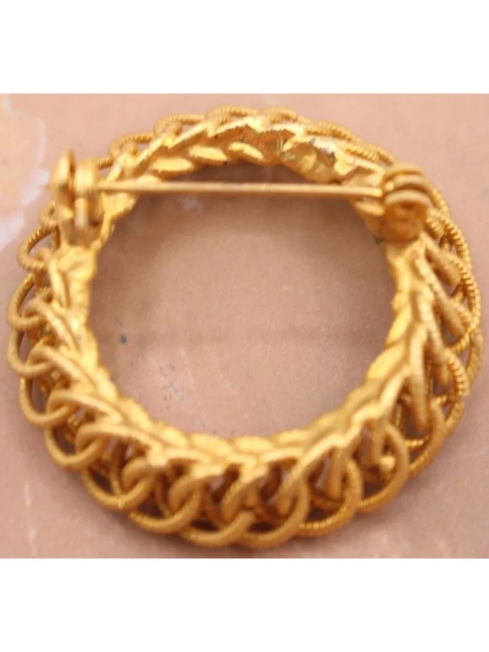 Interlocking Rope Chain Wreath Brooch Pin MCM 50-60s Scarf Accent Pin Gold-Tone